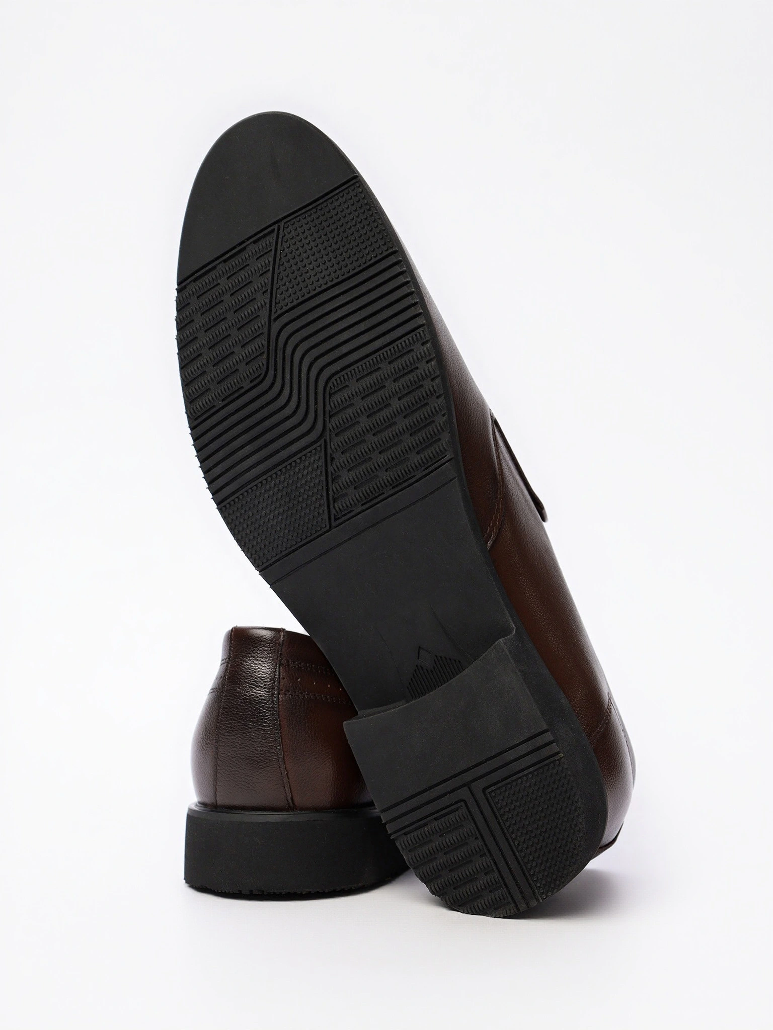 Туфли коричневого цвета с эластичными вставками на низком каблуке